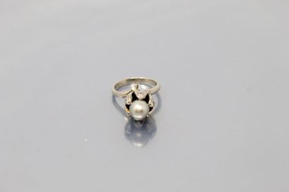 null 18k (750) white gold ring forming a flower, the leaves adorned with diamonds,...