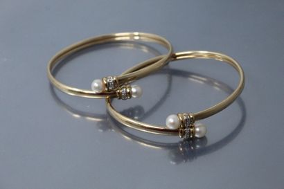 null Set of two 14k (585) yellow gold bracelets each with two cultured pearls and...