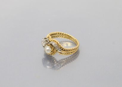 null Bague Toi&Moi en or jaune 18k (750) ornée d'un diamant taille ancien et une...