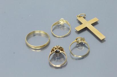 null Lot de petits bijoux en or jaune 18K (750) comprenant une croix montée en pendentif,...