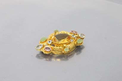 null 18k (750) yellow gold scroll brooch holding a large citrine in its center, with...