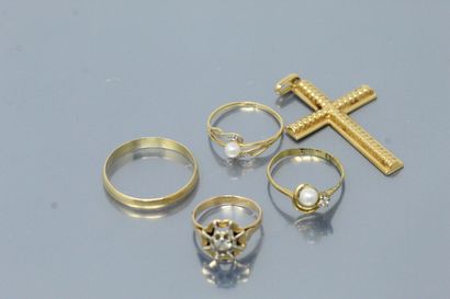 null Lot de petits bijoux en or jaune 18K (750) comprenant une croix montée en pendentif,...