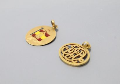 null Deux médailles en or jaune 18K (750), l'une avec l'inscription émaillée Dios,...