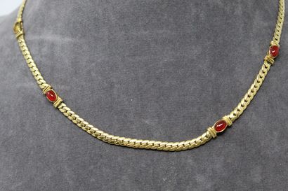 null 18k (750) yellow gold necklace with english mesh alternated with carnelian cabochon...