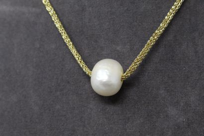 null Necklace made of a golden cordon and decorated with an important cultured pearl....