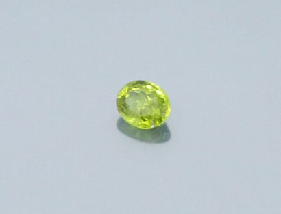 null Oval peridot on paper. 

Weight : 4.38 cts.