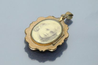 null Metal pendant with a cameo of a lady's profile.