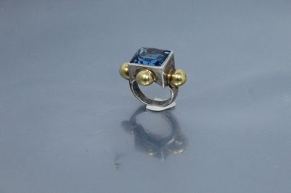 null Silver and 18k (750) yellow gold ring with a rectangular blue synthetic spinel....