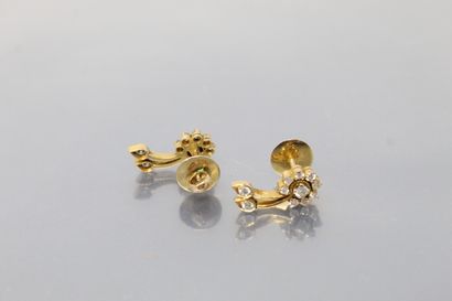 null Pair of 14K (585) gold and diamond stud earrings. 

Gross weight: 4.74 g.