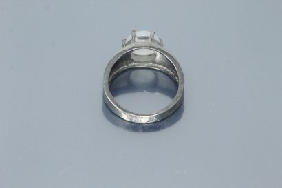 null Silver ring decorated with a moonstone. 

Weight of the moonstone : 4.70 cts....