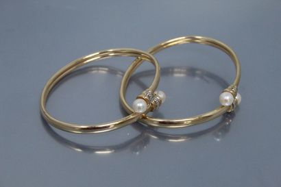 null Lot de deux bracelets rigides en or jaune 14k (585) ornés chacun de deux perles...