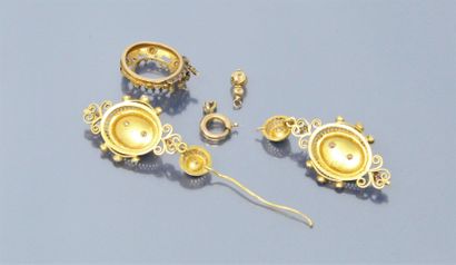 null Débris d'or jaune 18k (750) : éléments de bijoux sertis de petites perles baroques...