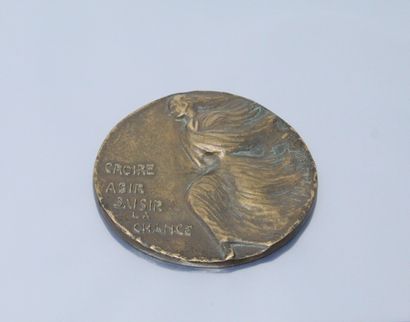 null Uniface bronze medal depicting a walking woman "believing / acting / seizing...