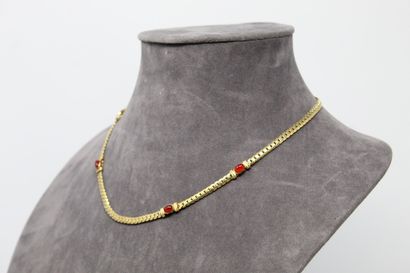 null 18k (750) yellow gold necklace with english mesh alternated with carnelian cabochon...