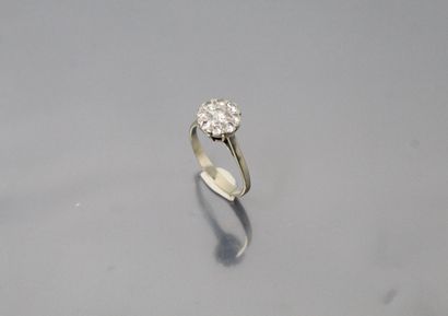 null Bague fleur en or gris 18k (750) ornée de diamants. 

Poids du diamant central...