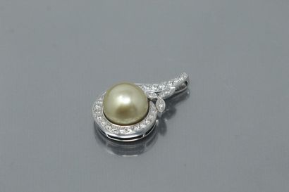 null 18k (750) white gold pendant set with a large gold cultured pearl in a circle...