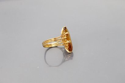 null 18k (750) yellow gold ring set with a synthetic orange navette sapphire. 

Hallmark:...