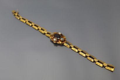 null Bracelet en or jaune 18K (750) maille à anneaux rectangulaires ciselés de rinceaux,...
