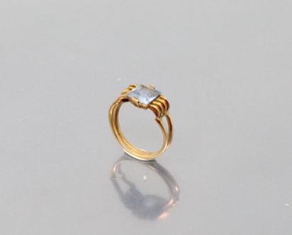 null 
18k (750) yellow gold ring set with a square synthetic blue spinel. 





Finger...