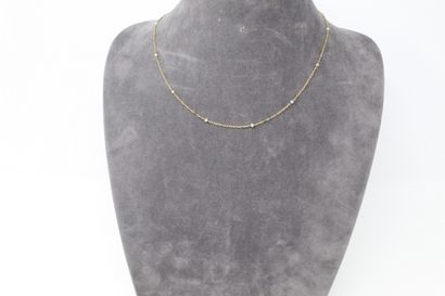 null 18k (750) yellow gold chain with small pearls. 

Eagle head hallmark.

Necklace...