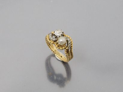 null Toi&Moi ring in 18k (750) yellow gold set with an old cut diamond and a cultured...
