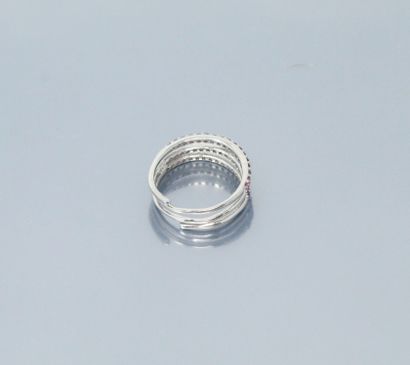 null Silver ring with three lines of garnets. 

Finger size : 56 - Gross weight :...