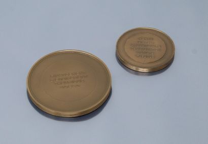 null Deux médailles de table en bronze :

- PROMETHEE, d'ap. sbg R.S. Baron. Revers...