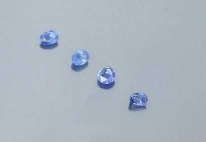 null Lot of four sapphires on paper. 

Ceylon, unheated. 

Weight : approx. 3.30...