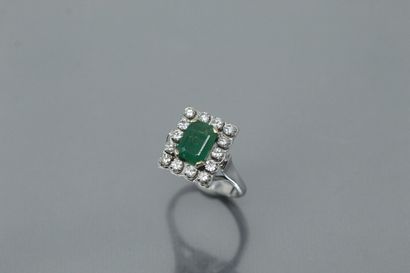 null 18k (750) white gold ring set with a rectangular cut emerald in a brilliant-cut...