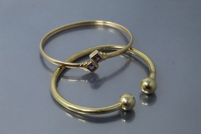 null Lot de deux bracelets rigides en or jaune 9k (375), l'un orné de deux améthyqtes...