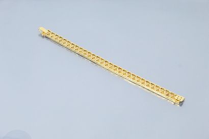 null Bracelet articulé en or jaune 18k (750) orné de saphirs calibrés et de diamants....