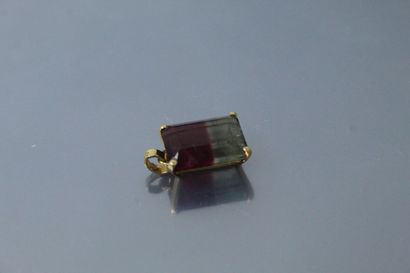 null 18k (750) yellow gold pendant set with a polychrome tourmaline (called "Watermelon")....