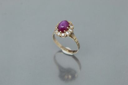 null 14k (585) yellow gold daisy ring set with a cabochon star ruby in a white stone...