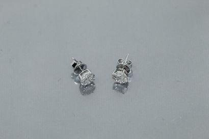 null Pair of 18k (750) white gold ear studs set with round and navette diamonds

Gross...