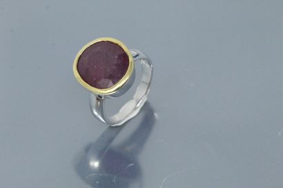 null Silver ring with a large cushion ruby.



Finger size : 55 - Gross weight :...
