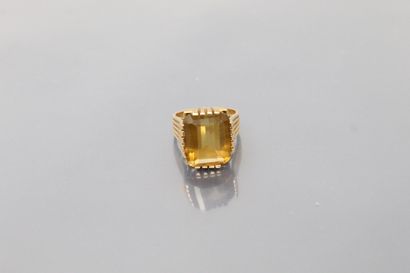 null 18K (750) yellow gold ring set with a rectangular cut citrine.

Finger size:...