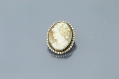 null Shell cameo showing a left female profile in a frame of pearls, metal mounting,...