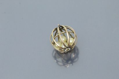 null Cage pendant in 14k (585) yellow gold, five pearls inside.

Gross weight: 2.55...
