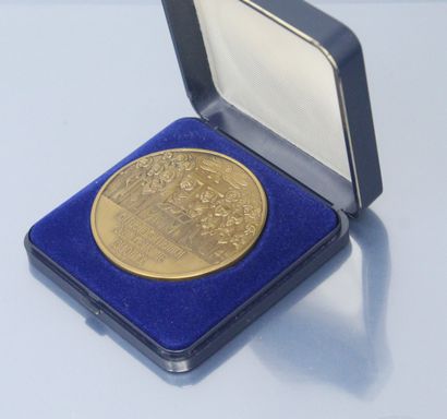 null Médaille orthodoxe en bronze daté de 988-1988 dans son écrin.



Poids: 93,83...