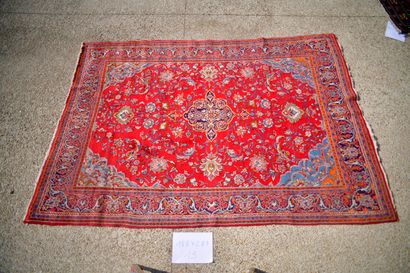 null Sarouk (Iran), 1980. 

Wool velvet on cotton foundation. 

Ruby field with floral...