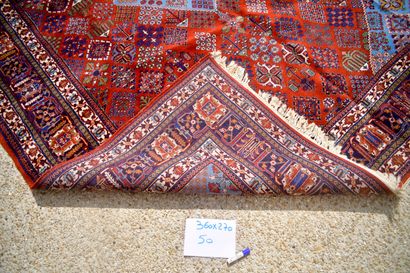 null Djochagan Morchekor (Iran), 1975. 

Wool velvet on cotton foundation. 

Ruby...