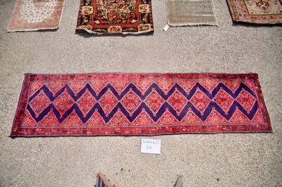 null Galerie Tafrech (Iran), 1980. 

Velours en laine sur fondations en coton. 

Champ...