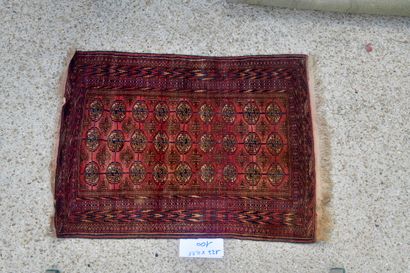 null Boukara (Turkmen), 1975. 

Velours en laine sur fondations en laine. 

À décor...