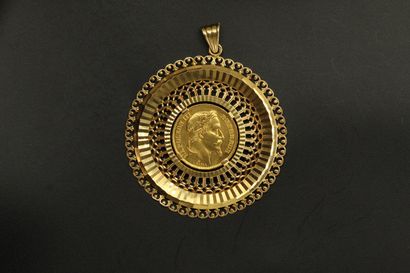 null 
Pendentif en or jaune 18k (750) ornée d'une pièce de 20 francs Napoléon III...