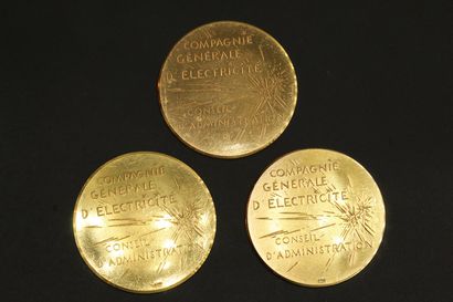 null Trois médailles en or 24k (hippocampe) Compagnie Générale d'Electricité, d'ap....