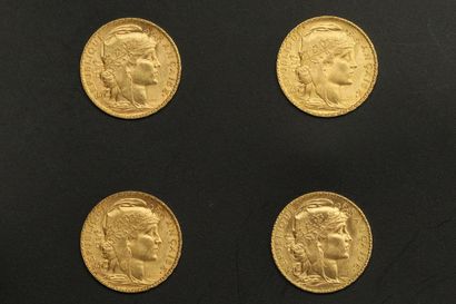 null 
Lot composé de 4 pièces en or jaune de 20 Francs au Coq (1904, 1905, 1907,...