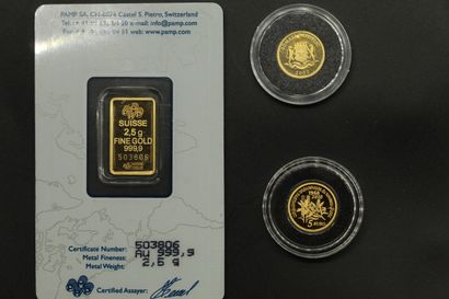 null Lot de deux pièces en or et une plaquette comprenant :

- 50 shillings Golds...