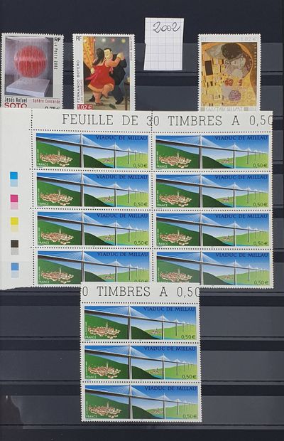 null In two albums and four binders, modern stamps of France, arranged by theme,...