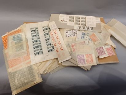 null Un classeur cartonné : timbres de France semi-modernes par quantité. Feuilles...