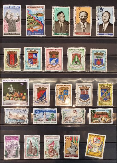  An accumulation in 10 volumes: France, foreign countries and various. Some stamps...